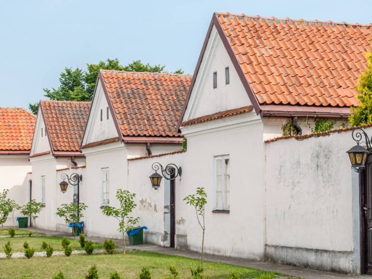 Klasztor Kamedułów. Obrazek w artykule Zabytki Pojezierza Mazurskiego. Odkryj piękno dziedzictwa kulturowego i najciekawsze zabytki Pojezierza Mazurskiego