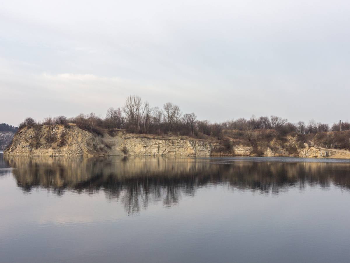 Zarośla na brzegu. Obrazek w artykule Zalew Zakrzówek. Ciekawostki i informacje o zalewie Zakrzówek, popularnym miejscu turystycznym