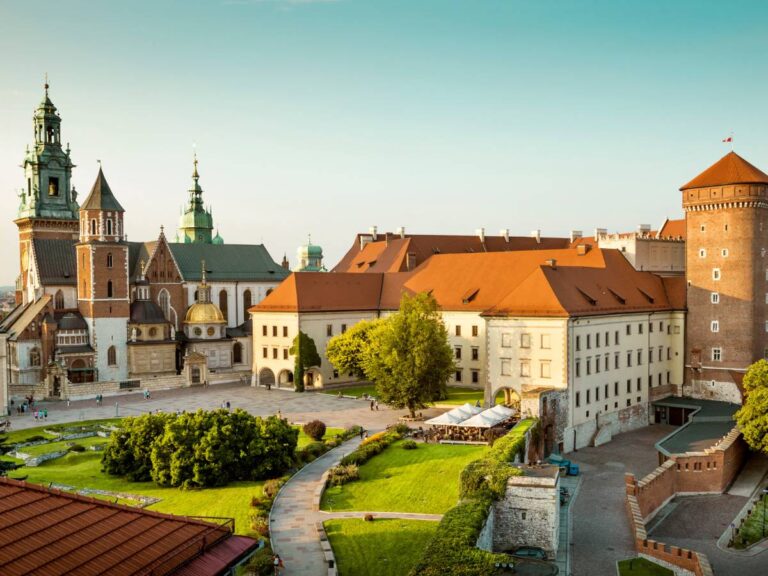 Miasteczko nad jeziorem. Obrazek w artykule Czyste jezioro na Mazurach. Jakie są czyste jeziora na Mazurach, gdzie można wypocząć?