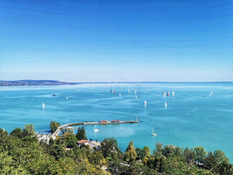 Widok na Balaton. Obrazek w artykule Jezioro na Węgrzech. Wyjątkowe jezioro na Węgrzech na letni wypoczynek