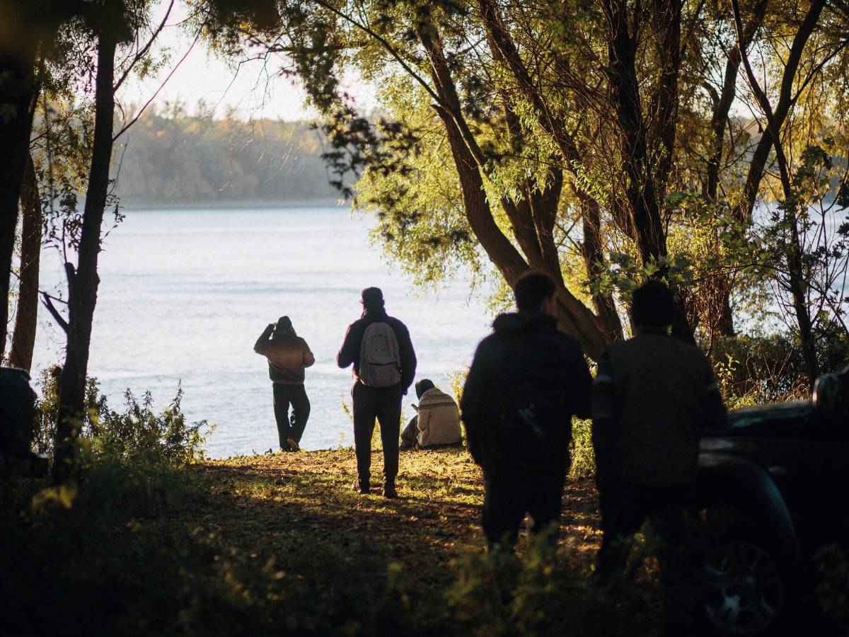 Jezioro i ludzie. Obrazek w artykule Camping nad jeziorem. Wyjątkowe miejsca na wakacje na campingu nad jeziorem