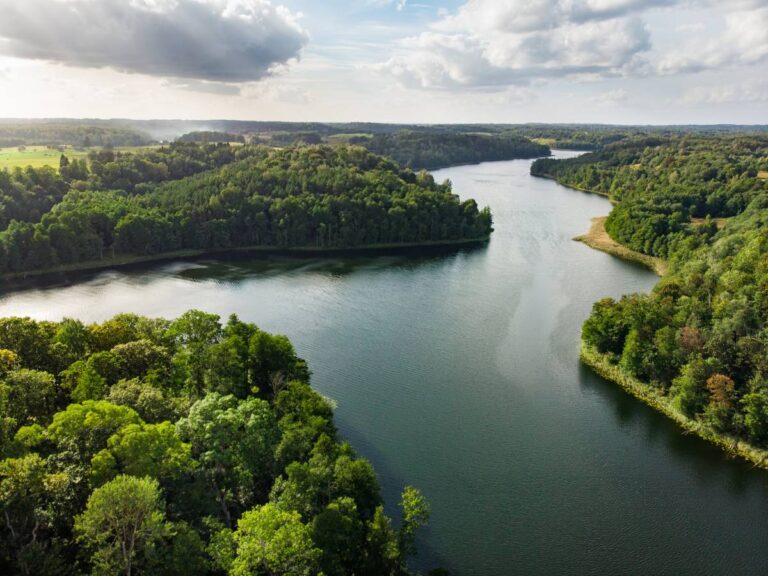 Jezioro rynnowe. Obrazek w artykule Najdłuższe jezioro w Polsce. Cechy, rozmiar i atrakcje nad najdłuższym jeziorem w Polsce