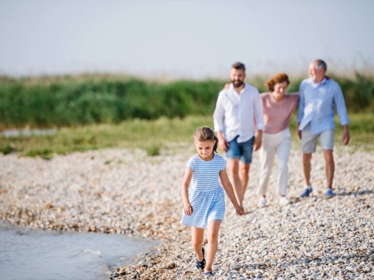 Plaża nad jeziorem. Obrazek w artykule Wakacje nad jeziorem z dziećmi. Najlepsze pomysły na rodzinne wakacje nad jeziorem z dziećmi